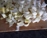 Foto del paso 2 de la receta: ☆Tortilla de patatas con puerro y espinacas