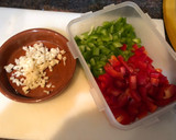 Foto del paso 1 de la receta: Paella de pollo y cerdo para tres