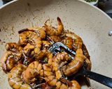 Foto langkah ke 2 dari resep Udang saus pedas.
