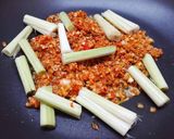 Hình bước làm 2 của món Chân gà kho sả nghệ
