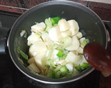 Foto del paso 3 de la receta: Crema de puerros, apio y almendras con pan frito