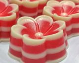 Foto langkah ke 6 dari resep Kue lapis bunga merah putih.