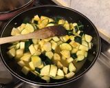Une image de l'étape 8 de Poêlée de courgettes et panais au bouillon de butternut.