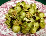 Foto del paso 3 de la receta: Coles de Bruselas con pasas y frutos secos/vegana