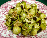 Foto del paso 3 de la receta: Coles de Bruselas con pasas y frutos secos/vegana