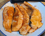 Foto del paso 2 de la receta: Salmón en salsa cremosa de puerro con cherrys y espinacas frescas