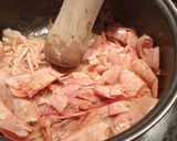 Foto del paso 3 de la receta: Supremas de Merluza en salsa con champiñones y gambones