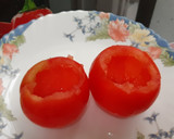 Foto del paso 3 de la receta: Tomates rellenos de langostinos y surimi aderezados con mahonesa y aceite de marisco