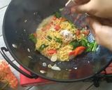 Foto langkah ke 4 dari resep Resep Indomie Goreng.