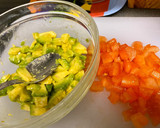Foto del paso 1 de la receta: Timbal de tomate, aguacate y sardina ahumada