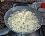 Foto del paso 2 de la receta: Hojas de acelgas al ajillo con patatas en conserva