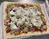 Une image de l'étape 11 de Pizza jambon tomate artichaut champignons emmental et mozzarella.