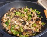 Foto del paso 2 de la receta: Salteado de champiñones, brócoli y ajetes con tahini y pasta harissa