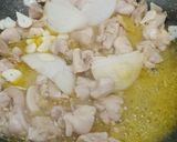 Foto langkah ke 2 dari resep Ayam Cah Brokoli Simple.