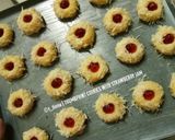 Foto langkah ke 4 dari resep Cheese Thumbprint Cookies with Strawberry Jam.