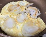 煎爆乳酪絲，圓切洋蔥蛋餅的食譜步驟2照片