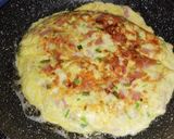 Foto del paso 2 de la receta: Tortilla de jamón y queso sobre lecho de vegetales