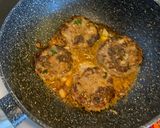 Foto langkah ke 4 dari resep Hamburg Steak with Creamy Onion Sauce.