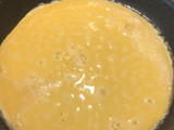 Huevo revuelto con queso parmesano