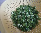 A picture of step 1 of Bhindi Aloo.
