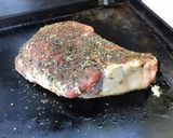 Une image de l'étape 4 de Côte de bœuf grillée à la plancha à l ail mariné et herbes du maquis.