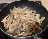Foto del paso 2 de la receta: Revuelto de gulas, setas y panceta