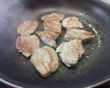 Foto del paso 3 de la receta: Solomillo a la plancha con salsa verde (muy tierno)