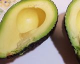 Foto del paso 2 de la receta Aguacates rellenos y polvo de pistachos