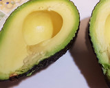 Foto del paso 2 de la receta: Aguacates rellenos y polvo de pistachos