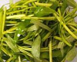 Foto langkah ke 1 dari resep Tumis Kangkung Warna-warni.