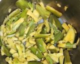Hình bước làm 1 của món Canh chuối tóp mỡ (chuối đánh xéo)