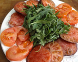 Foto del paso 2 de la receta: Fuente de tomates Monterrosa y tomates azules con rúcula