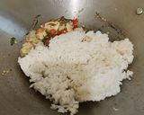 Foto langkah ke 4 dari resep Nasi Goreng Daun Jeruk.