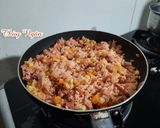 Hình bước làm 5 của món Cơm chiên xúc xích