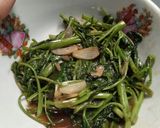 Foto langkah ke 2 dari resep Cah kangkung biasa.