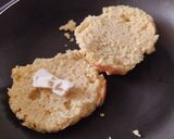 Foto del paso 2 de la receta: Sandwich de queso y dulce de guayaba🥯🍯🧀en pan de maiz🥐🌽🥯