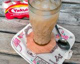 Foto langkah ke 4 dari resep Es Teh Yakult.