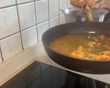 Foto del paso 4 de la receta: Tiburones con langostinos en su salsa