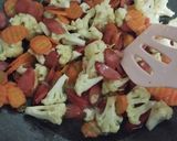 Foto langkah ke 3 dari resep Tumis Kembang Kol+Wortel+Sosis.