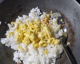 Foto langkah ke 3 dari resep Nasi goreng mentega.