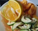 Foto del paso 2 de la receta: Ensalada de frutas con jugo de naranja y sal🍈🍑🍊🧂🍋🟩