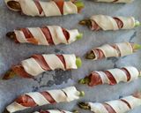 A picture of step 2 of Asparagus and prosciutto twists.