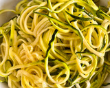 Foto del paso 1 de la receta: Spaghettis de calabacín “aglio olio e peperoncino”  con salmón a la plancha