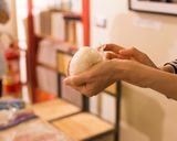Foto del passaggio 4 della ricetta Onighiri di Tonno e Mayo che più' venduti alla convincente store in Giappone