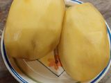 Burgonyakrém leves pirított kolbászchipssel, gyönggyel