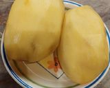 Burgonyakrém leves pirított kolbászchipssel, gyönggyel recept fázis 2 fotója
