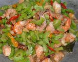 Foto langkah ke 3 dari resep Tumis pare udang.
