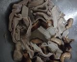 รูปขั้นตอนการทำที่ 2 ของ กระเพาะหมูผัดผักกาดดองเห็ดเข็มทอง