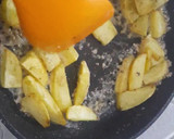 Foto langkah ke 3 dari resep Semur Kentang Telur Manis.