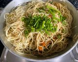 हरी प्याज़ वाली नूडल्स 🍝 रेसिपी चरण 5 फोटो